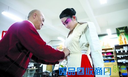 京剧脸谱是咋画出来的？
