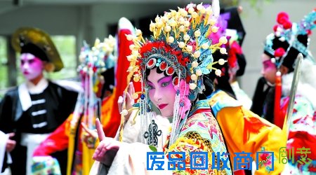 京剧脸谱是咋画出来的？