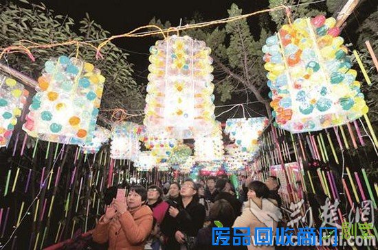 百步亭万盏花灯闹元宵 巧手居民DIY废旧物品