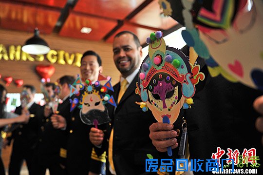 外籍飞行员昆明提前过“感恩节” 画京剧脸谱学中国文化
