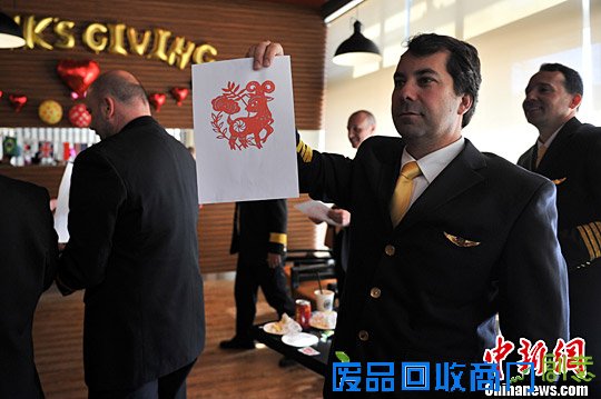 外籍飞行员昆明提前过“感恩节” 画京剧脸谱学中国文化