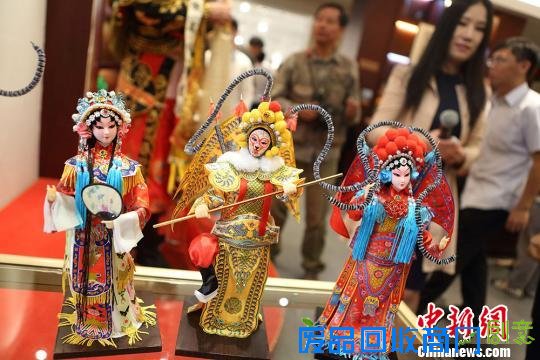 展出的京剧人物吸引参观者的目光。　泱波　摄