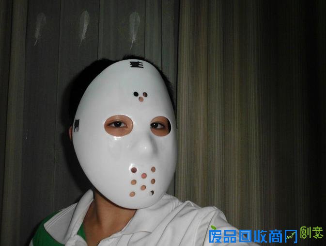 戴面具吓人被抓
