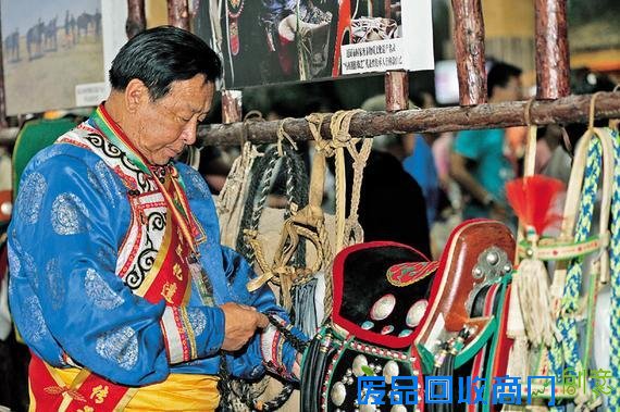 69岁老人套格敦白乙在非物质文化遗产展会展示马具