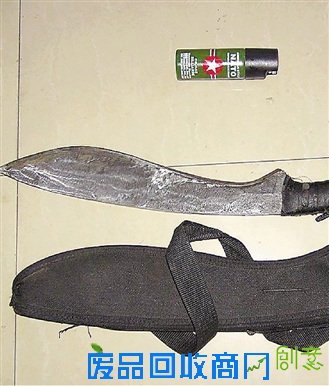 男子头戴人皮面具身藏砍刀和辣椒水半夜吓坏民警