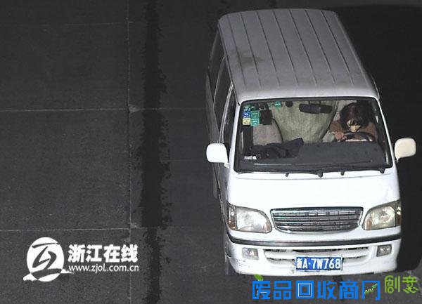 杭州二男扮“雌雄大盗” 网购人皮面具偷盗