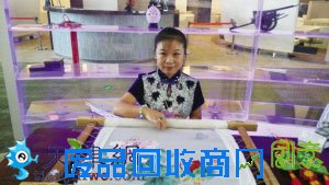 吕敏和她精心设计的《富贵牡丹》图