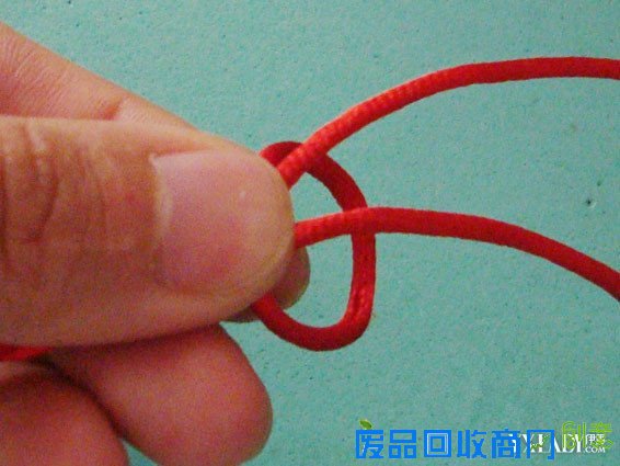 【图】红绳手链的编法图解 手把手教会你装点手腕间的美丽