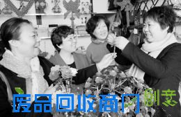 12月5日，在神池县“串珠”工艺品小店，店主刘海花右为消费者示范如何用串珠制作龙船。刘海花是神池县一名普通妇女，通过自己的努力，掌握了“串珠”手工编织的技术，并成功开了自己的小店，实现了自己的创业梦想。同时，在县妇联的委托下，她还无偿为该县想学这门手艺的妇女提供技能培训，带动更多妇女走上脱贫致富的路子。