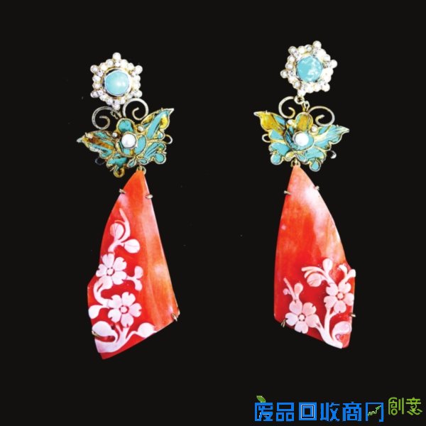 　　■双生花&mdash;&mdash;18K金镶老点翠蝴蝶珊瑚巧雕松石珍珠耳环