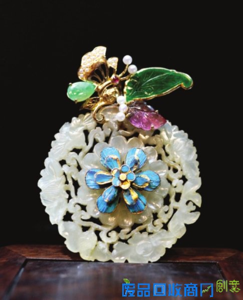 　　■花月蝶&mdash;&mdash;18K金镶明代和田白玉花清代点翠蝶恋花吊坠