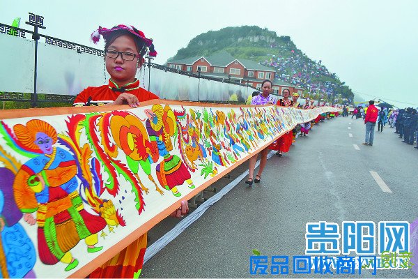水城千米布画冲击“吉尼斯” 织女画师耗时半年