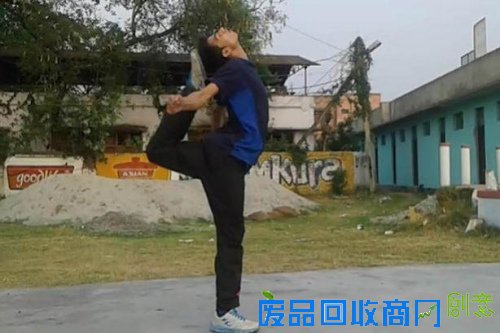 提米尔西纳的踢腿招式却是独创，竟然是用脚底踢自己的后脑。