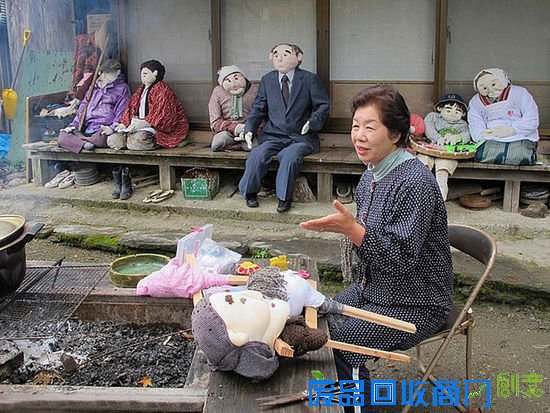 日本老人缝布偶代替去世者村庄气氛诡异(组图)