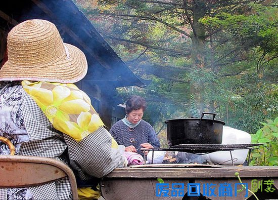 日本老人缝布偶代替去世者村庄气氛诡异(组图)