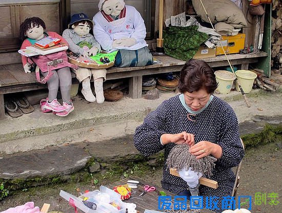 日本老人缝布偶代替去世者村庄气氛诡异(组图)