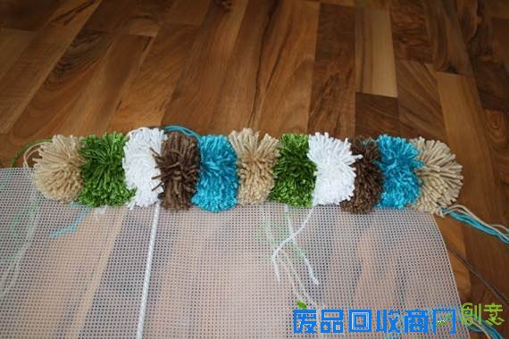 毛茸茸止滑墊自己作！只要用家裡剩餘的毛線球綁一綁..