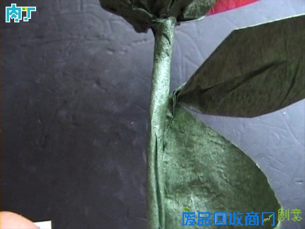 50种纸玫瑰的折法之带枝叶纸玫瑰花折纸方法图解 玫瑰花叶折法╭★肉丁网