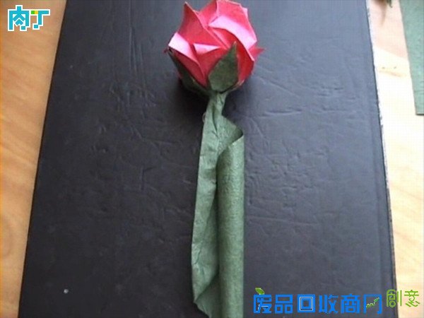 50种纸玫瑰的折法之带枝叶纸玫瑰花折纸方法图解 玫瑰花叶折法╭★肉丁网