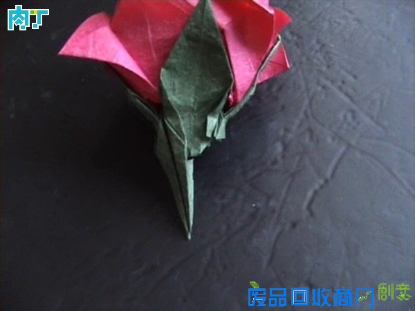50种纸玫瑰的折法之带枝叶纸玫瑰花折纸方法图解 玫瑰花叶折法╭★肉丁网