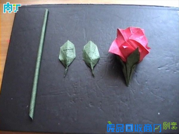 50种纸玫瑰的折法之带枝叶纸玫瑰花折纸方法图解 玫瑰花叶折法╭★肉丁网