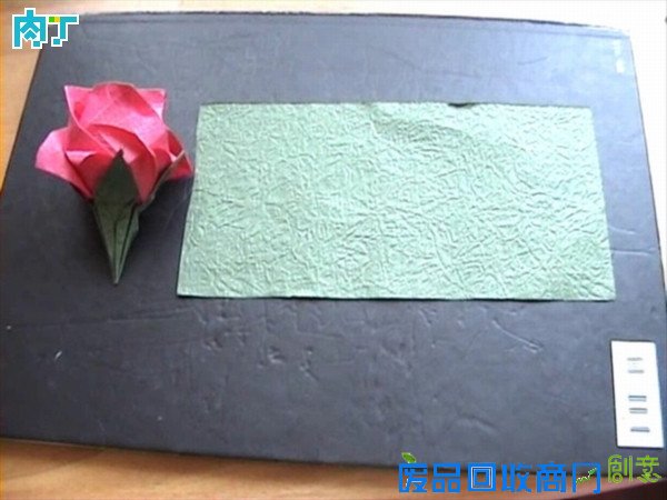50种纸玫瑰的折法之带枝叶纸玫瑰花折纸方法图解 玫瑰花叶折法╭★肉丁网