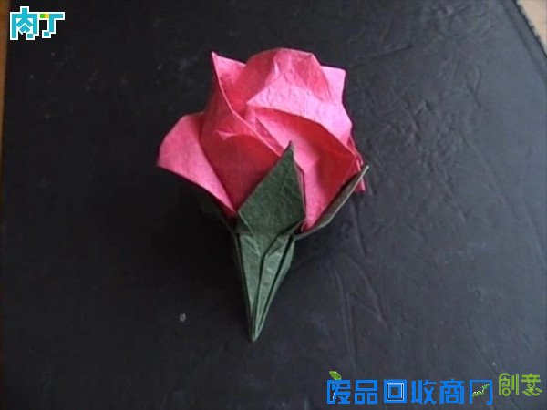 50种纸玫瑰的折法之带枝叶纸玫瑰花折纸方法图解 玫瑰花叶折法╭★肉丁网