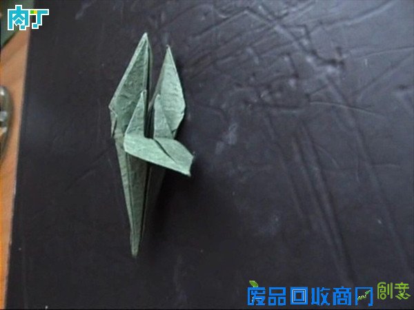 50种纸玫瑰的折法之带枝叶纸玫瑰花折纸方法图解 玫瑰花叶折法╭★肉丁网