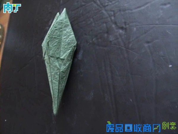 50种纸玫瑰的折法之带枝叶纸玫瑰花折纸方法图解 玫瑰花叶折法╭★肉丁网