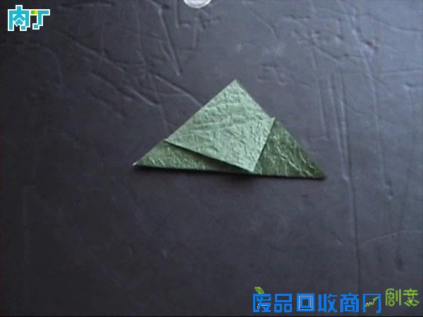 50种纸玫瑰的折法之带枝叶纸玫瑰花折纸方法图解 玫瑰花叶折法╭★肉丁网