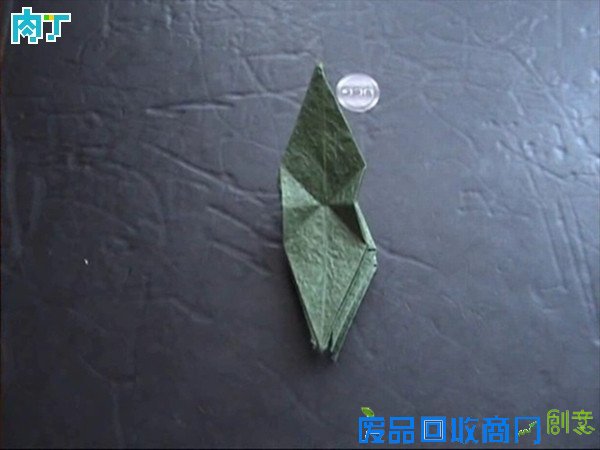 50种纸玫瑰的折法之带枝叶纸玫瑰花折纸方法图解 玫瑰花叶折法╭★肉丁网