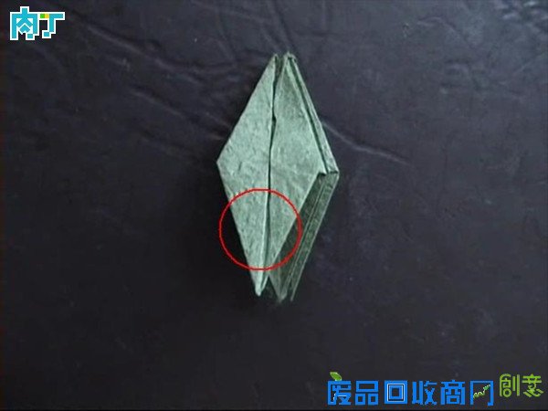 50种纸玫瑰的折法之带枝叶纸玫瑰花折纸方法图解 玫瑰花叶折法╭★肉丁网