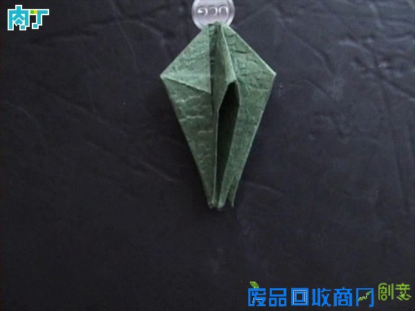 50种纸玫瑰的折法之带枝叶纸玫瑰花折纸方法图解 玫瑰花叶折法╭★肉丁网