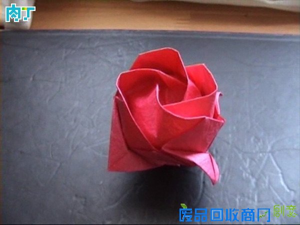 50种纸玫瑰的折法之带枝叶纸玫瑰花折纸方法图解 玫瑰花叶折法╭★肉丁网