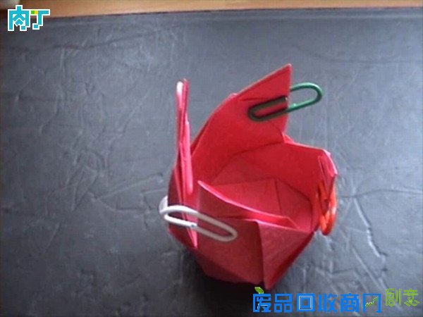 50种纸玫瑰的折法之带枝叶纸玫瑰花折纸方法图解 玫瑰花叶折法╭★肉丁网