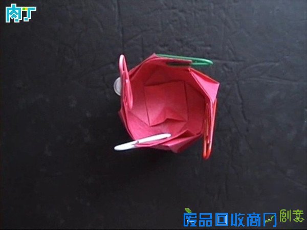 50种纸玫瑰的折法之带枝叶纸玫瑰花折纸方法图解 玫瑰花叶折法╭★肉丁网
