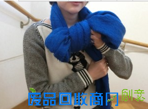 日媒教你学会大蝴蝶结围巾系法 时尚感倍增
