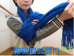 日媒教你学会大蝴蝶结围巾系法 时尚感倍增