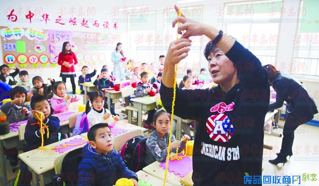 基隆路小学上特殊手工课 编织爱心围巾送温暖