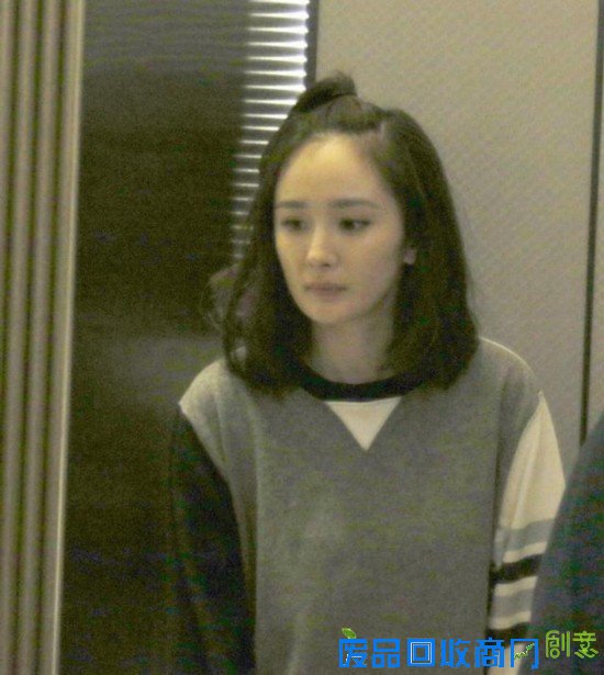 时髦有简单，快学明星扎个减龄“苹果头”