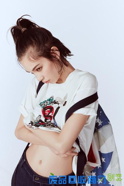 时髦有简单，快学明星扎个减龄“苹果头”