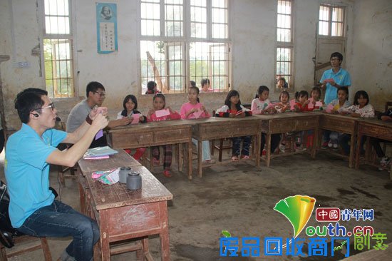 广西师范大学第二届研究生支教团在富川县葛坡镇山塘村希望小学开设折纸课程。