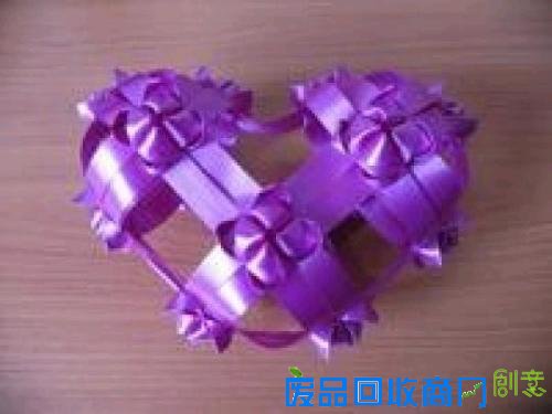 将其余3条彩带也折出2个三角形图片