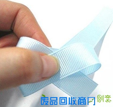 步骤一:利用双胞胎折法来制作彩带花图片