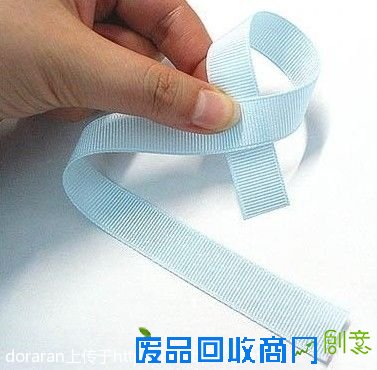 步骤一:利用双胞胎折法来制作彩带花图片