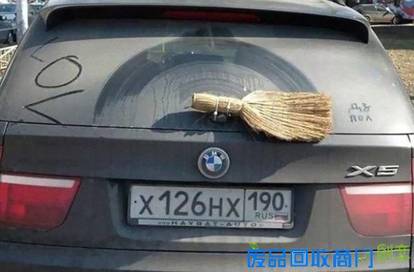 这辆宝马车的后车窗上，绑了一把扫把作为雨刮器。（网页截图）