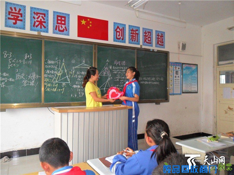 天山网讯（通讯员王陆斌 李新凤 韩智蓉摄影报道）9月9日，在第32个教师节来临之际，新疆巴州博湖县博湖中学的校园里暗流潜动，该校2312名中学生们利用课余时间亲自动手制作贺卡为日日相伴的教师们送出节日的祝福。