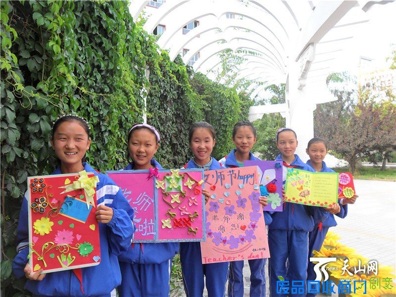 天山网讯（通讯员王陆斌 李新凤 韩智蓉摄影报道）9月9日，在第32个教师节来临之际，新疆巴州博湖县博湖中学的校园里暗流潜动，该校2312名中学生们利用课余时间亲自动手制作贺卡为日日相伴的教师们送出节日的祝福。