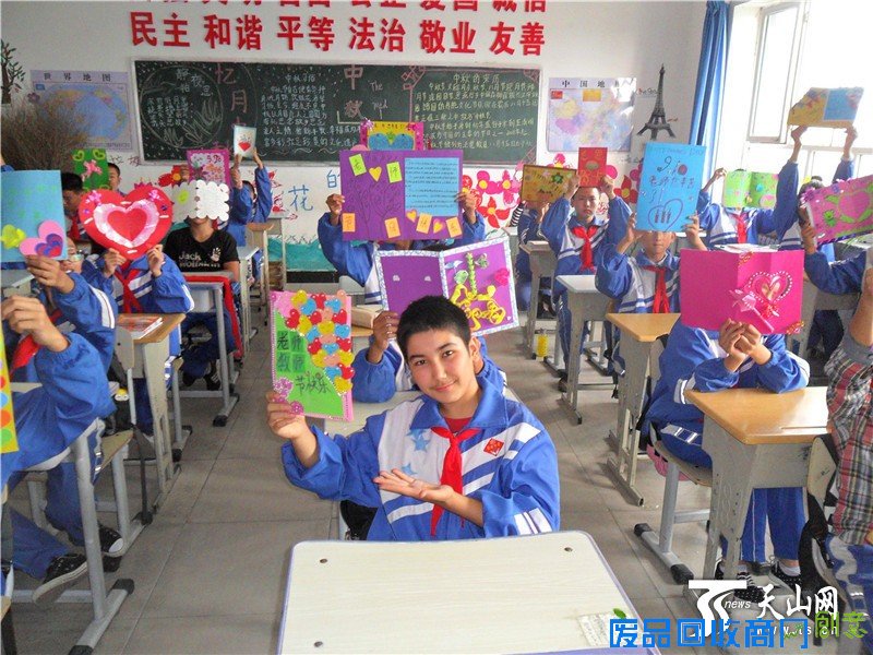 天山网讯（通讯员王陆斌 李新凤 韩智蓉摄影报道）9月9日，在第32个教师节来临之际，新疆巴州博湖县博湖中学的校园里暗流潜动，该校2312名中学生们利用课余时间亲自动手制作贺卡为日日相伴的教师们送出节日的祝福。