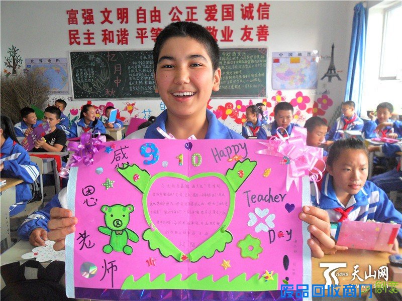 天山网讯（通讯员王陆斌 李新凤 韩智蓉摄影报道）9月9日，在第32个教师节来临之际，新疆巴州博湖县博湖中学的校园里暗流潜动，该校2312名中学生们利用课余时间亲自动手制作贺卡为日日相伴的教师们送出节日的祝福。